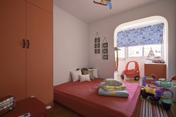 房間採用活動式家具，讓空間可以隨著小朋友的成長而方