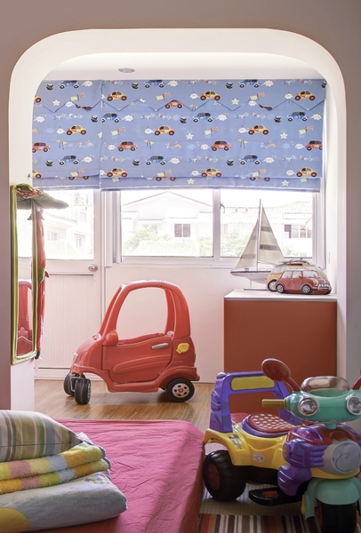 房間採用活動式家具，讓空間可以隨著小朋友的成長而方