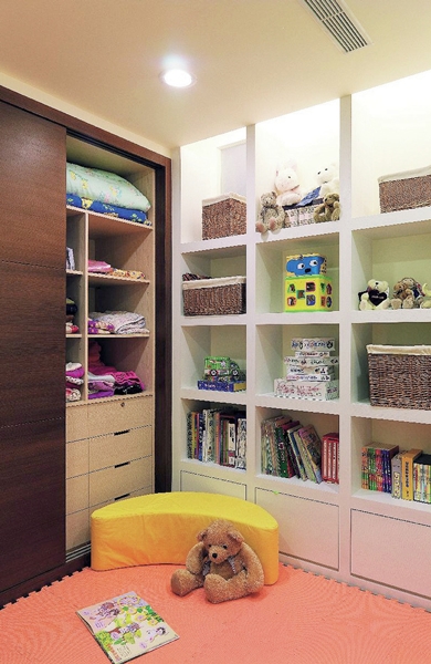 房間採用活動式家具，讓空間可以隨著小朋友的成長而方