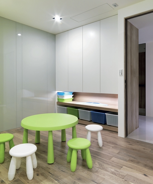 房間採用活動式家具，讓空間可以隨著小朋友的成長而方