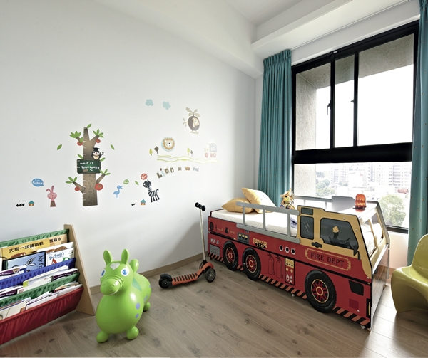 房間採用活動式家具，讓空間可以隨著小朋友的成長而方