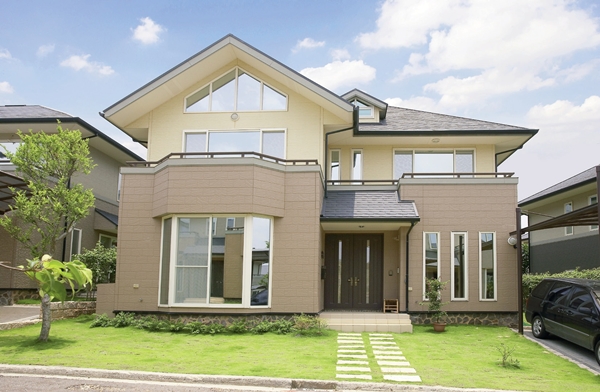 廣角窗特色在於其主體結構突出外牆，造型立體；與一般