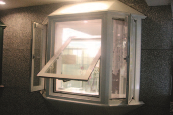 廣角窗特色在於其主體結構突出外牆，造型立體；與一般