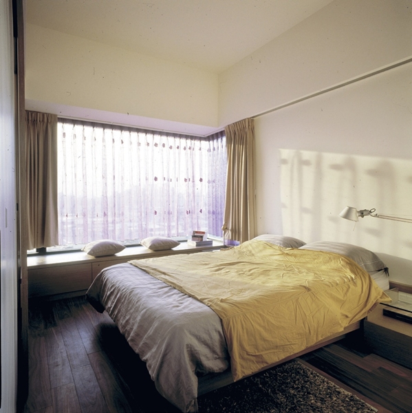 廣角窗特色在於其主體結構突出外牆，造型立體；與一般