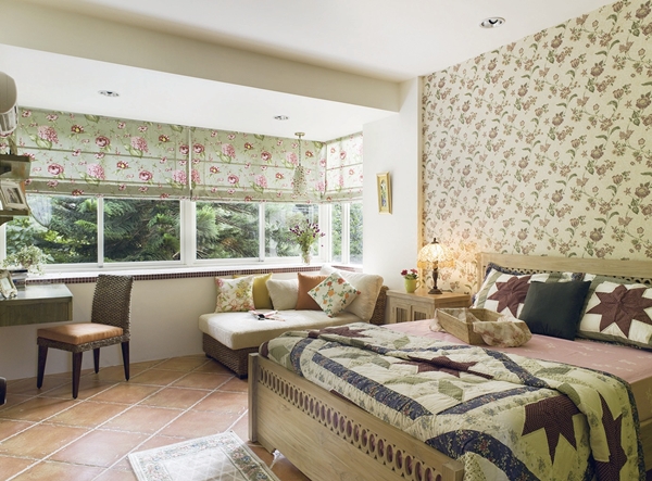 廣角窗特色在於其主體結構突出外牆，造型立體；與一般