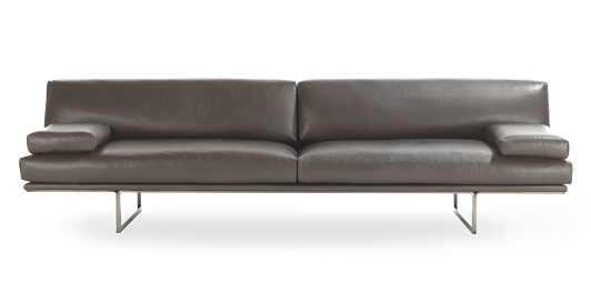 小編特別喜歡寬面又具有深度的舒適沙發，讓人感到慵懶