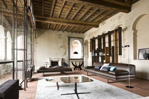 小編特別喜歡寬面又具有深度的舒適沙發,讓人感到慵懶