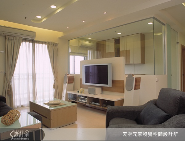 空間永遠不嫌大，就像女人的衣服永遠不嫌多一般，寬闊