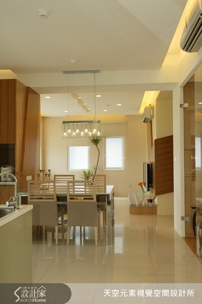 空間永遠不嫌大，就像女人的衣服永遠不嫌多一般，寬闊