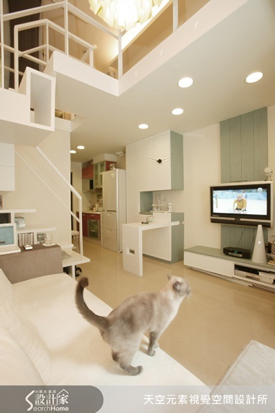 空間永遠不嫌大，就像女人的衣服永遠不嫌多一般，寬闊