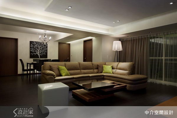 本案為30年以上舊公寓,中介空間設計師將原其中一房隔