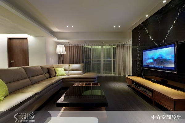 本案為30年以上舊公寓,中介空間設計師將原其中一房隔