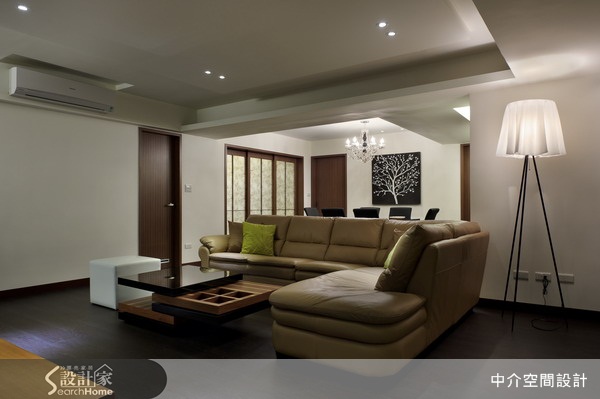 本案為30年以上舊公寓,中介空間設計師將原其中一房隔