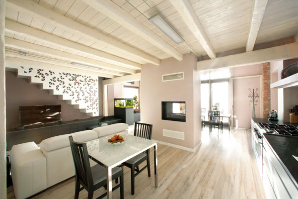 你想得到嗎？ 眼前的這座住宅，是從車庫改造來的，空