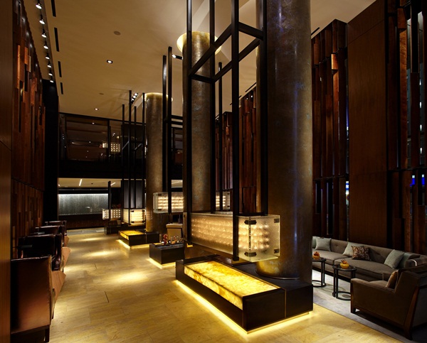 耀眼的46層現代玻璃建築，矗立在仍保留著古樸石塊路的