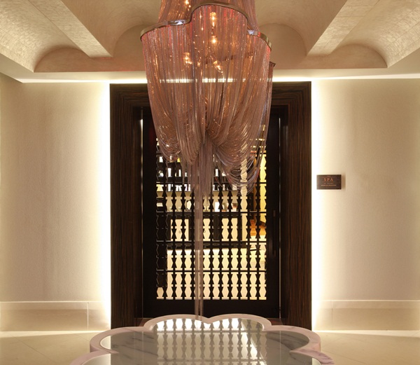 耀眼的46層現代玻璃建築，矗立在仍保留著古樸石塊路的