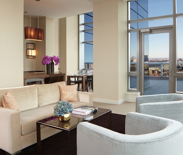 耀眼的46層現代玻璃建築，矗立在仍保留著古樸石塊路的