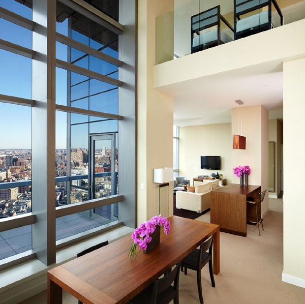 耀眼的46層現代玻璃建築，矗立在仍保留著古樸石塊路的