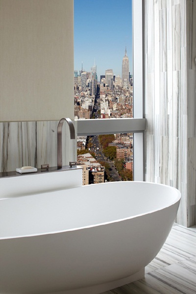 耀眼的46層現代玻璃建築，矗立在仍保留著古樸石塊路的