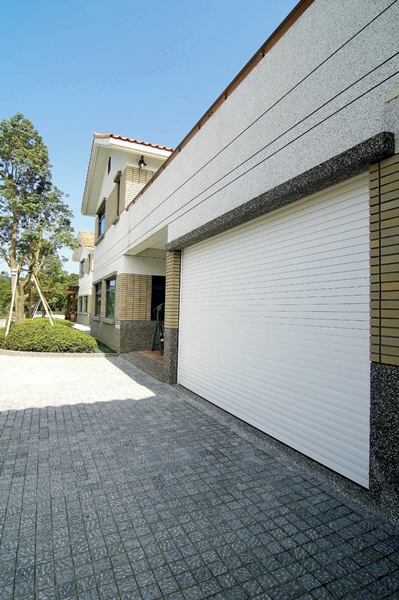 捲門窗常用於建築物窗戶、落地門,以及陽台、車庫等空