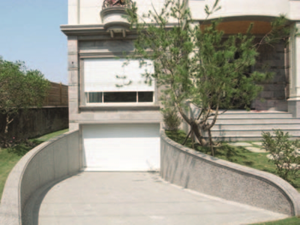 捲門窗常用於建築物窗戶、落地門,以及陽台、車庫等空