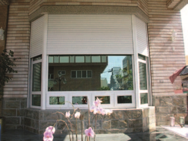 捲門窗常用於建築物窗戶、落地門,以及陽台、車庫等空