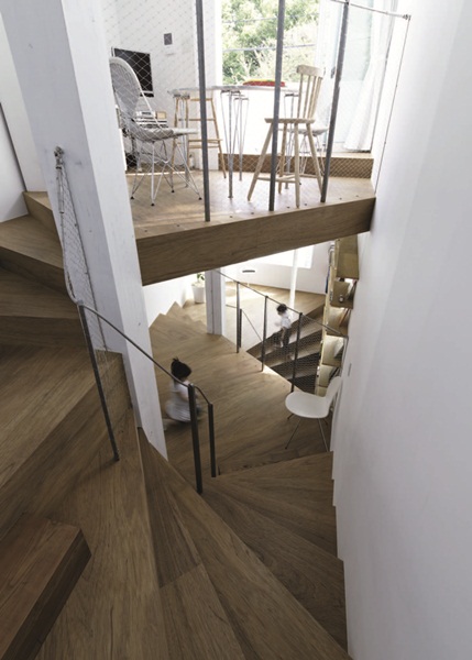 本案位於日本東京，由於環境狹小，負責設計規劃的平田