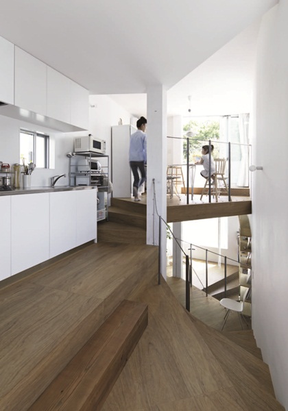 本案位於日本東京，由於環境狹小，負責設計規劃的平田