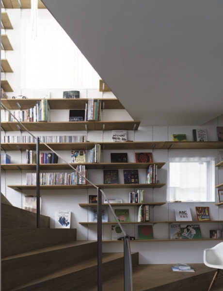 本案位於日本東京，由於環境狹小，負責設計規劃的平田