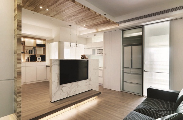 原格局有三大缺失；一是次臥鄰近玄關，但實牆高聳讓客