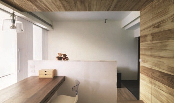 原格局有三大缺失;一是次臥鄰近玄關,但實牆高聳讓客