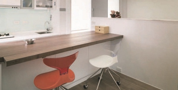 原格局有三大缺失;一是次臥鄰近玄關,但實牆高聳讓客