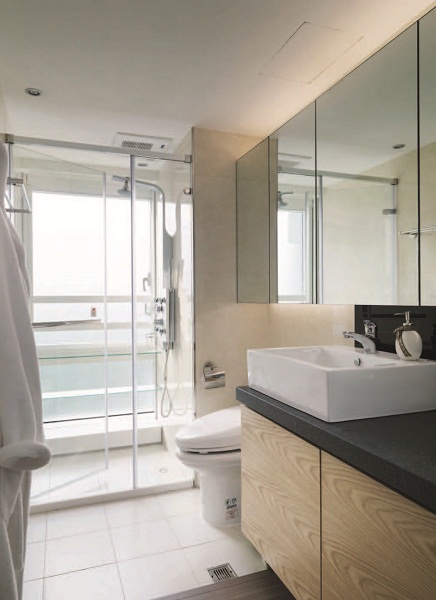 原格局有三大缺失；一是次臥鄰近玄關，但實牆高聳讓客