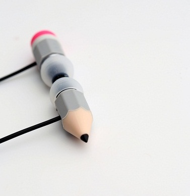 你沒看錯！鉛筆真的不是拿來寫字，而是拿來聽音樂的！