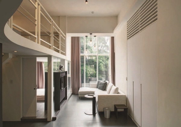 這間山區位於的舊屋，擁有很棒的綠意視野，卻受原屋況