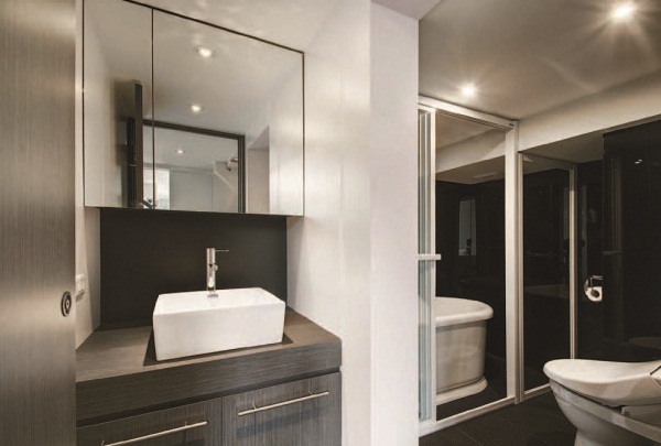 這間山區位於的舊屋，擁有很棒的綠意視野，卻受原屋況