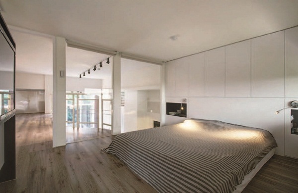 這間山區位於的舊屋，擁有很棒的綠意視野，卻受原屋況