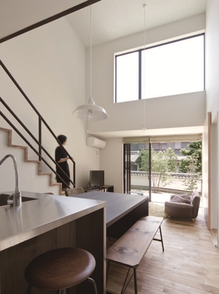 本案位處於日本奈良,一個在 70 年代開發的社區中,四