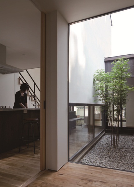 本案位處於日本奈良,一個在 70 年代開發的社區中,四