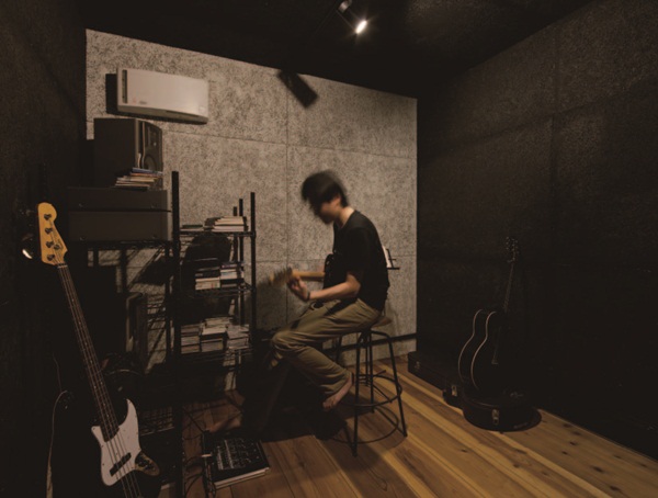 本案位處於日本奈良,一個在 70 年代開發的社區中,四