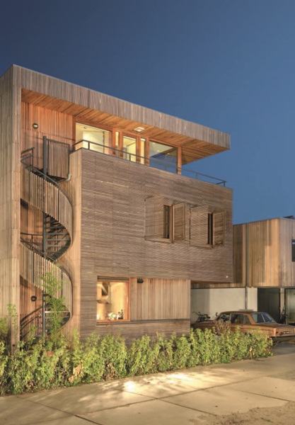 本案為一棟3層樓的房子，結合了住家與工作室，1樓作為