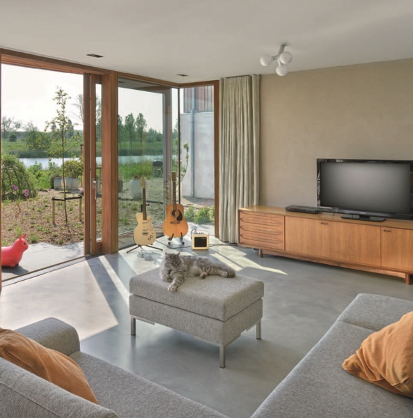 本案為一棟3層樓的房子，結合了住家與工作室，1樓作為