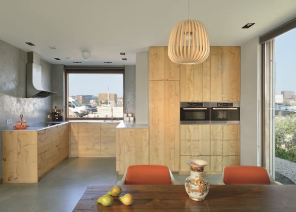 本案為一棟3層樓的房子，結合了住家與工作室，1樓作為