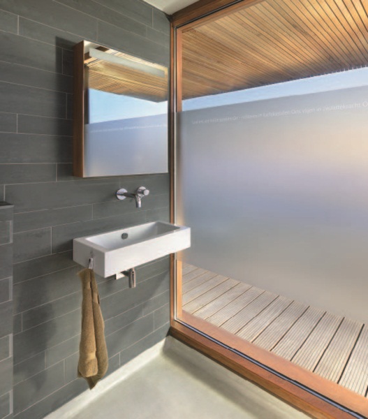 本案為一棟3層樓的房子，結合了住家與工作室，1樓作為