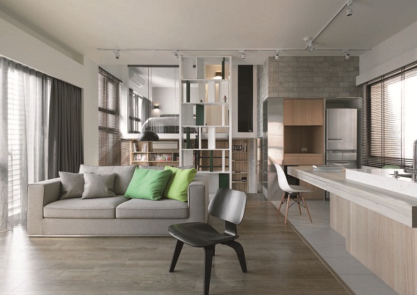 工作室保有既留的4.05米挑高，與客廳之間以開放式鐵件