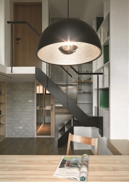 工作室保有既留的4.05米挑高，與客廳之間以開放式鐵件