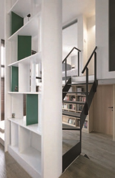 工作室保有既留的4.05米挑高,與客廳之間以開放式鐵件