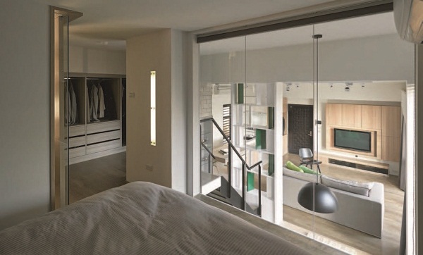 工作室保有既留的4.05米挑高,與客廳之間以開放式鐵件