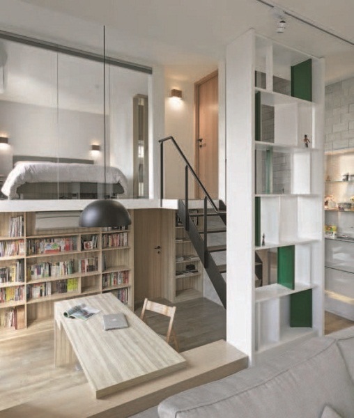 工作室保有既留的4.05米挑高,與客廳之間以開放式鐵件