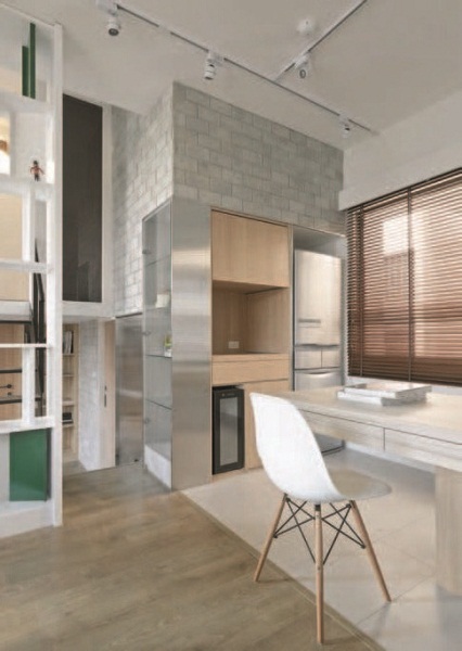 工作室保有既留的4.05米挑高,與客廳之間以開放式鐵件